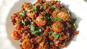Чечевица с луком, томатами и охотничьими колбасками