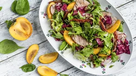 Рецепты с продукцией пчеловодства, салатом и томатами