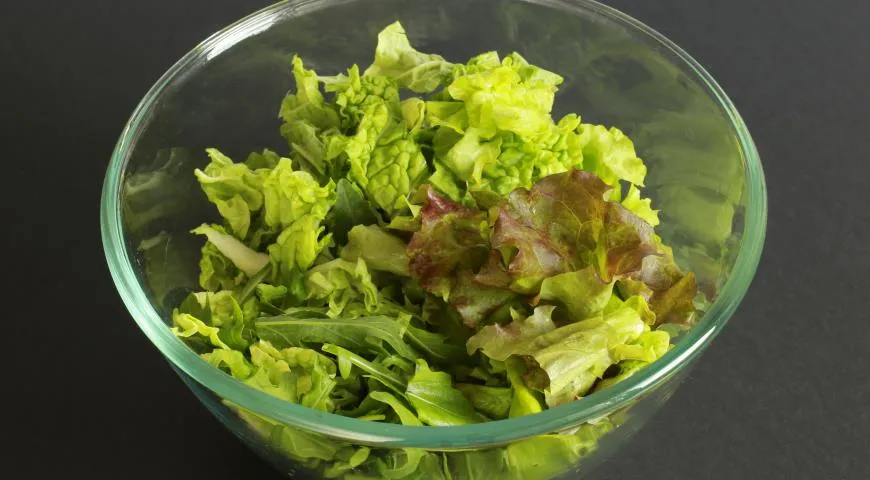 Салат дубачек. Лист салата соломкой. Салат Изумрудная зелень. Листья салата рвать руками. Салат зеленый Гейзер.