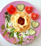 Башенка из макарон с мясной котлетой и овощной миниатюрой
