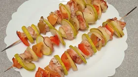 Запеченные шашлыки из филе индейки с овощами