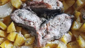 Горбуша, запеченная с картофелем и сметаной
