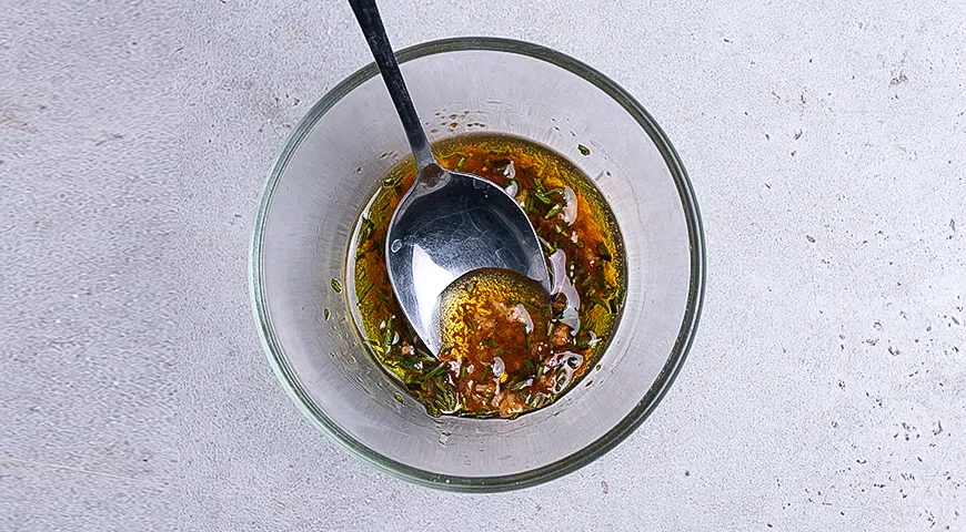 Свиная корейка с лимоном и травами