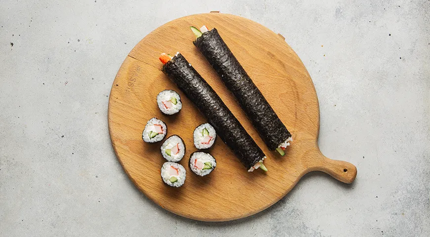 Домашние роллы с крабовыми палочками