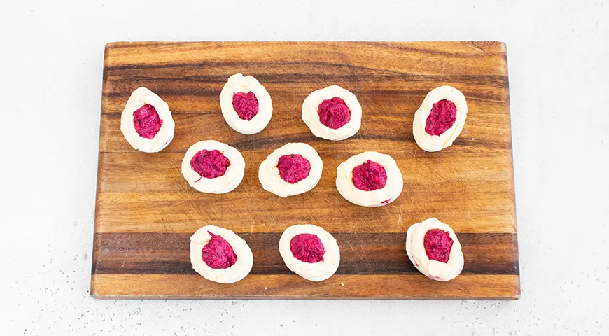 Яйца, фаршированные свеклой и сельдью
