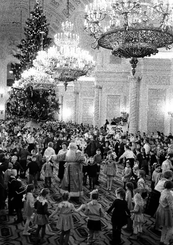 На празднике Новогодней ёлки в Большом Кремлёвском дворце. Фото В. Егорова. Москва, январь 1962 г.