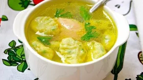 Куриный бульон со шпинатными клецками