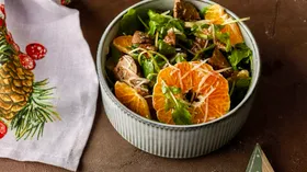 Салат с куриной печенью, мандаринами и руколой