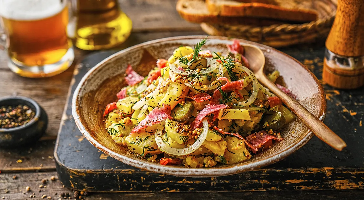 Рецепт немецкого картофельного салата с огурцами и заправкой из зерновой горчицы