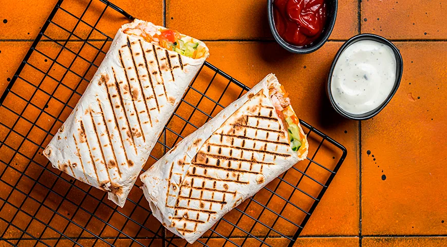 Легкая золотистая корочка на поверхности — признак недавней обжарки куриной шаурмы