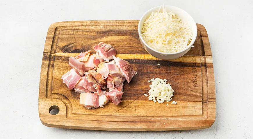 Спагетти карбонара с беконом и сливками