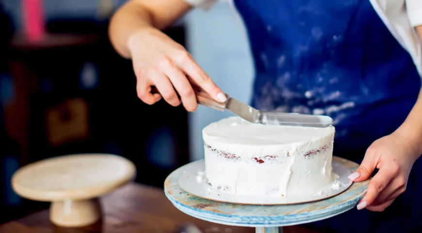Для выравнивания торта кремом лучше всего использовать стальную лопатку-палетку