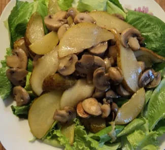 Салат осенний с грушей и грибами
