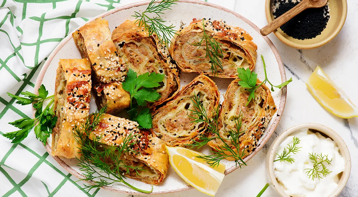 Выпечка из лаваша в духовке: 10 рецептов с творогом, ягодами, сыром, фаршем и другими начинками