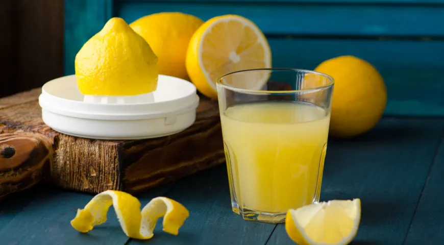 Лимонный сок и имбирь полезно добавлять в напитки при низкой кислотности желудка