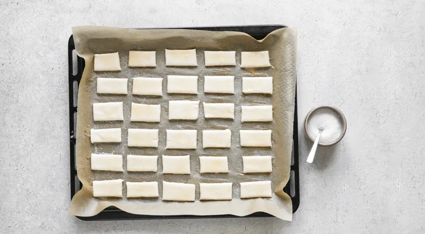 Иногда перед посыпкой сахаром тесто слегка смазывают яичным белком — это усиливает блеск корочки и делает хруст еще более выраженным