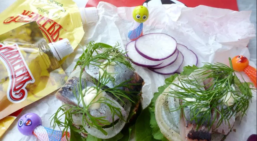Бутерброды с селедкой и редисом