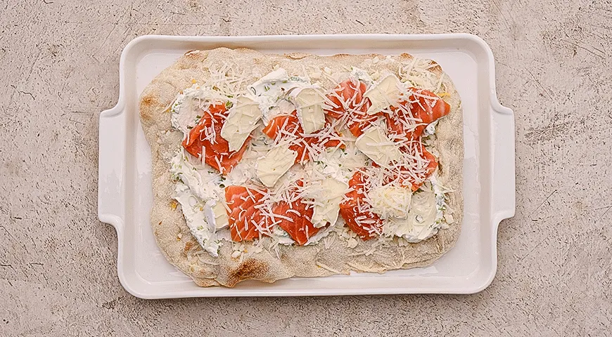 Римская пицца с копченым лососем и сыром бри