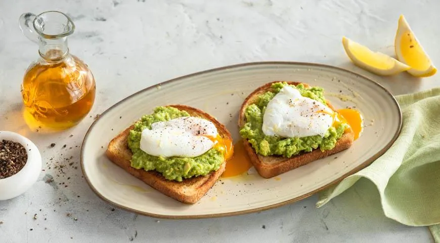 Протеиновый завтрак – тост с яйцами и авокадо