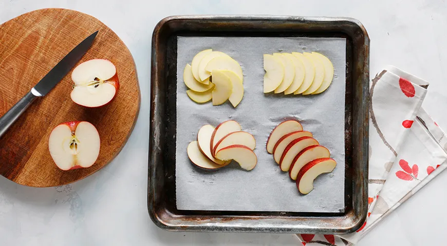 Начинку для слоек с яблоками можно сначала запечь – так поступают во многих пекарнях