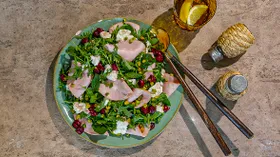 Салат с любительской колбасой и фисташками