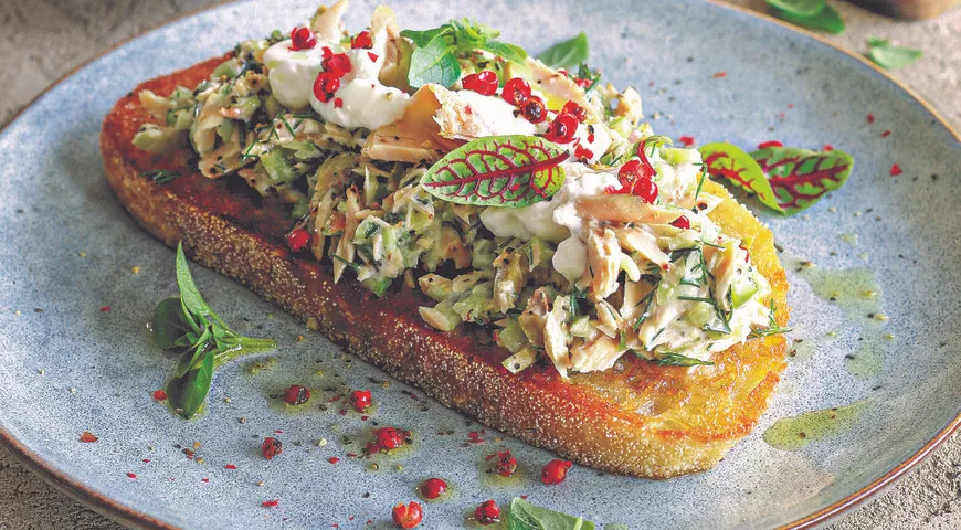 Салат из тунца с мацони на поджаренном хлебе