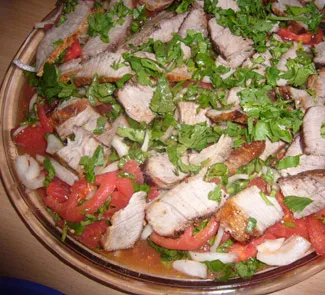 Запеченная свинина с салатом из помидоров и лука