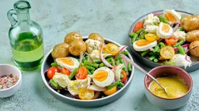 Салат из зеленой фасоли с яйцами и моцареллой