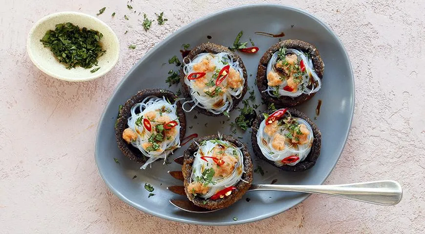 Шампиньоны с фунчозой, икрой мойвы и кинзой
