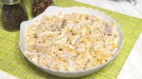 Салат с копченой курицей, ананасами и кукурузой