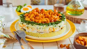 Салат Лесная поляна с опятами и курицей