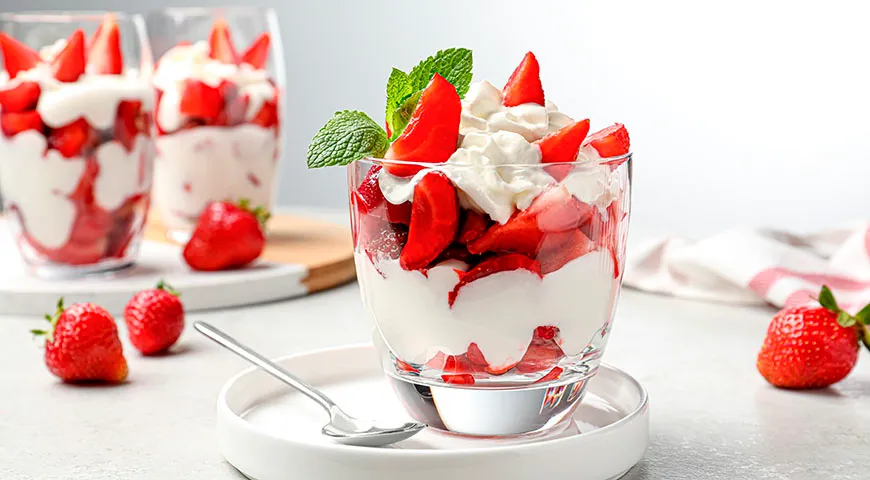 Клубника со сливками объединяет в себе витамины, антиоксиданты и минералы свежих ягод с ценными нутриентами натуральных молочных сливок