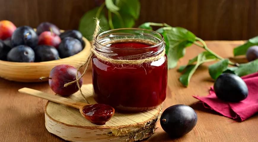 Варите сливовое варенье на медленном огне, чтобы сохранить фруктовый вкус