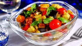 Итальянский горячий салат, приготовленный в воке