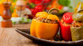 Фаршированные перцы не обязательно готовить с рисом: с этой крупой они получаются еще вкуснее