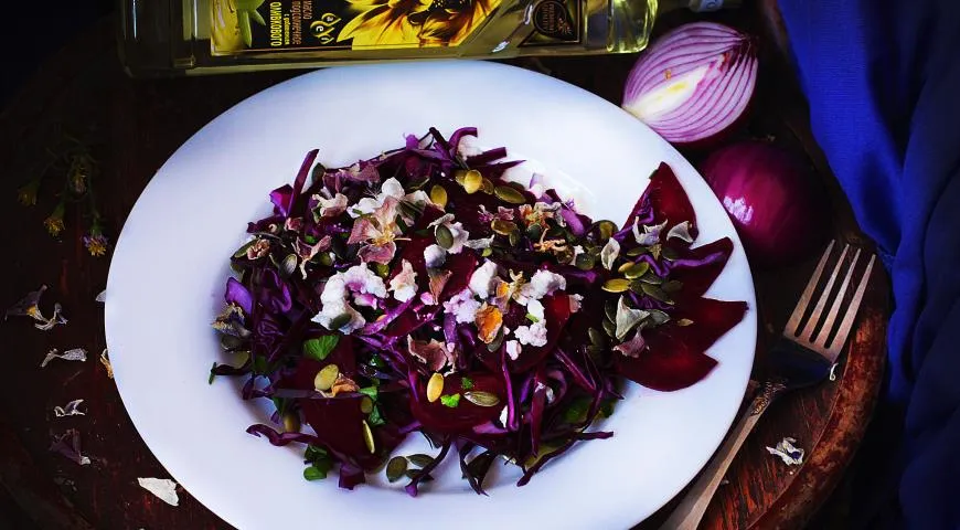 Фиолетовый салат с пряной свеклой, острыми семенами тыквы и козьим сыром