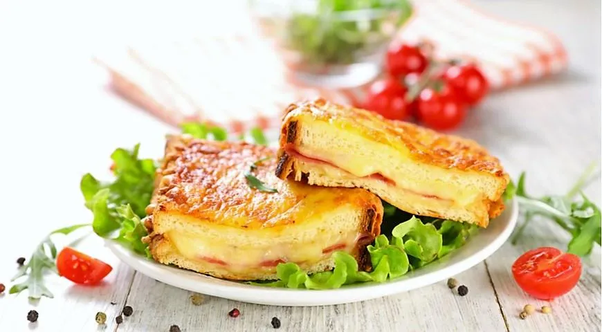 Горячий сэндвич крок-месье с сыром и соусом бешамель