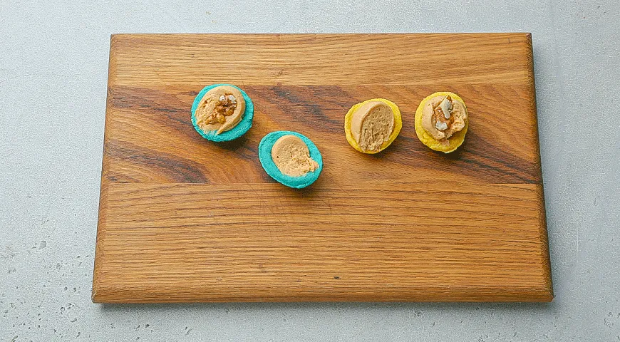 Цветные орешки со сгущенкой