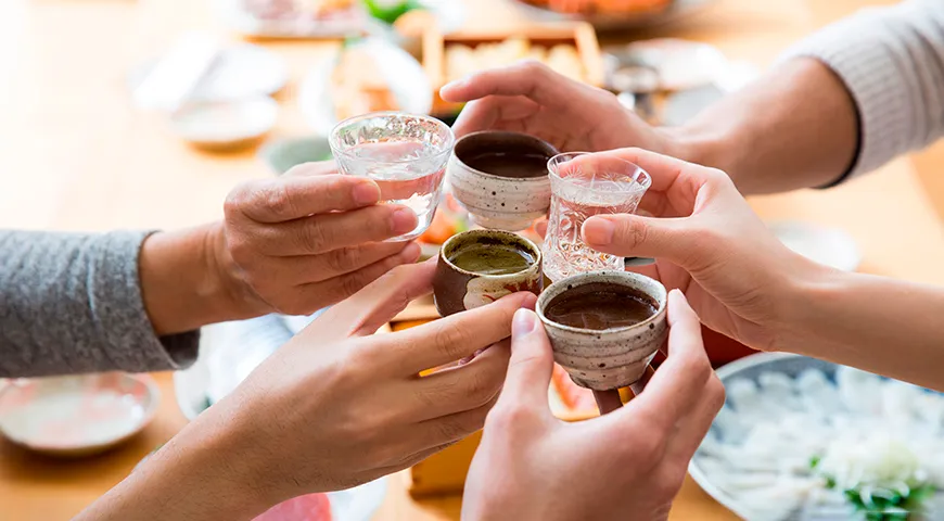 Рисовое вино играет важную роль в обрядах: в Японии саке подносят богам, используют на свадьбах и новогодних торжествах