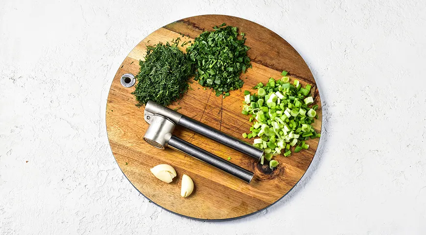 Салат из зеленого лука с яйцом