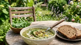 Летний суп с кабачком, шпинатом и зелёной чечевицей