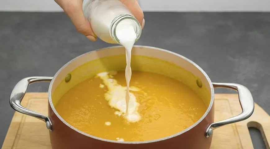 В пересоленый горовый суп можно добавить молочные продукты - сметану или сливки