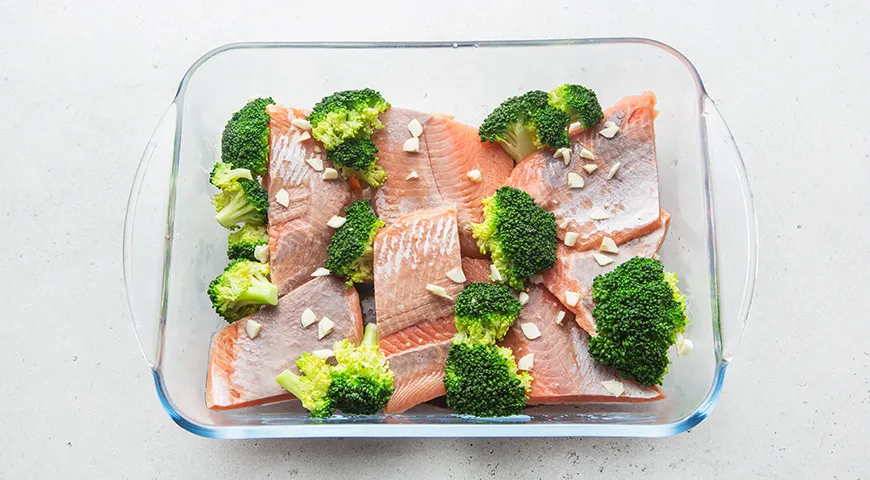 Горбуша с брокколи, запеченная в сливках