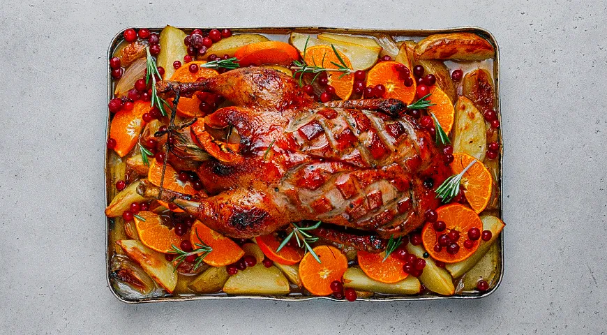 Цитрусовая утка с клюквой и картофелем