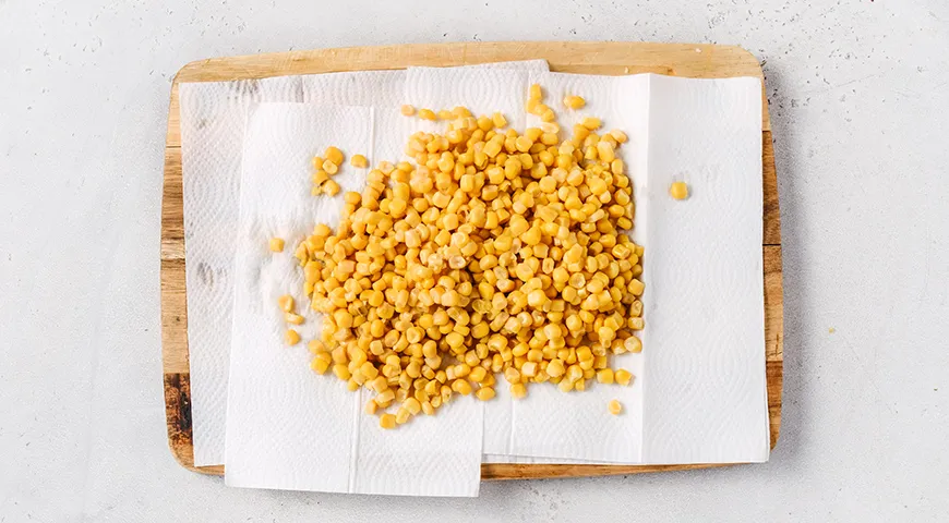 Салат из пекинской капусты с кукурузой, яйцом и огурцом