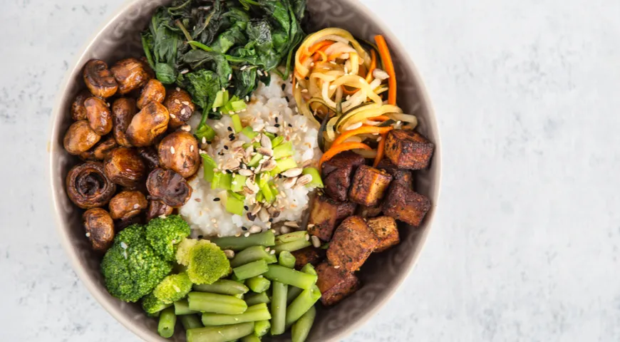 Миска Будды: с рисом, шампиньонами, шпинатом, тофу и зеленой фасолью