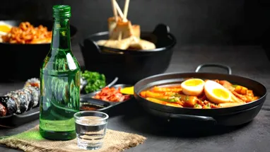 Корейское соджу: мягче водки, крепче пива, популярнее виски