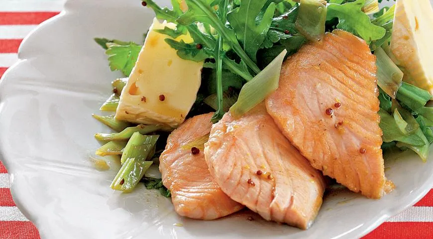 Теплый салат из лосося с камамбером