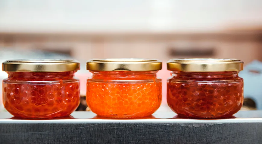 Икра горбуши — золотая середина, упругая и привычная на вкус; икра форели — мелкая, нежная, часто с горчинкой; икра лосося — мелкая, ярко-красная, с насыщенным пикантным вкусом