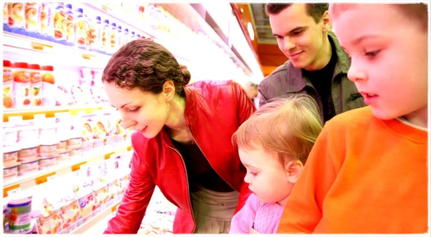 Семья в магазине выбирает полезные йогурты